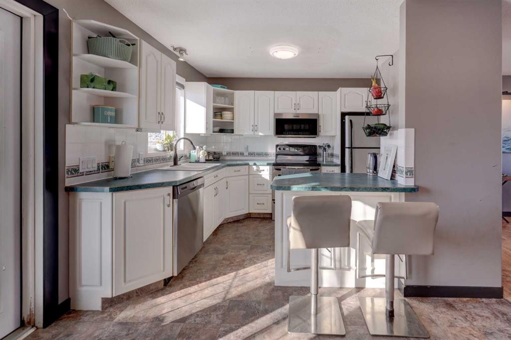 823 Bankview Drive, Drumheller, AB - Indoor Photo Showing Kitchen
