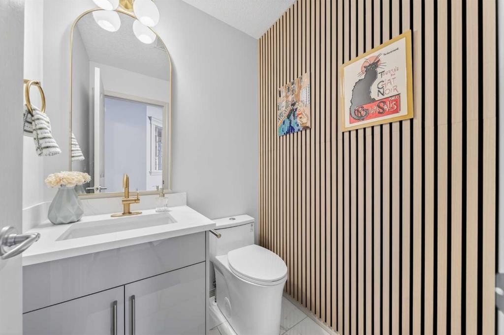 46 Discovery Ridge Road Sw, Calgary, AB - Indoor Photo Showing Bathroom