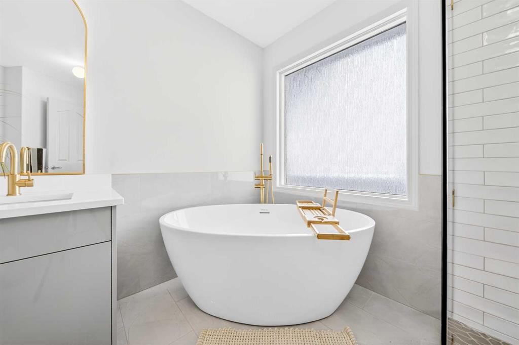 46 Discovery Ridge Road Sw, Calgary, AB - Indoor Photo Showing Bathroom