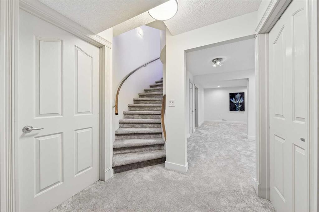 46 Discovery Ridge Road Sw, Calgary, AB - Indoor Photo Showing Other Room