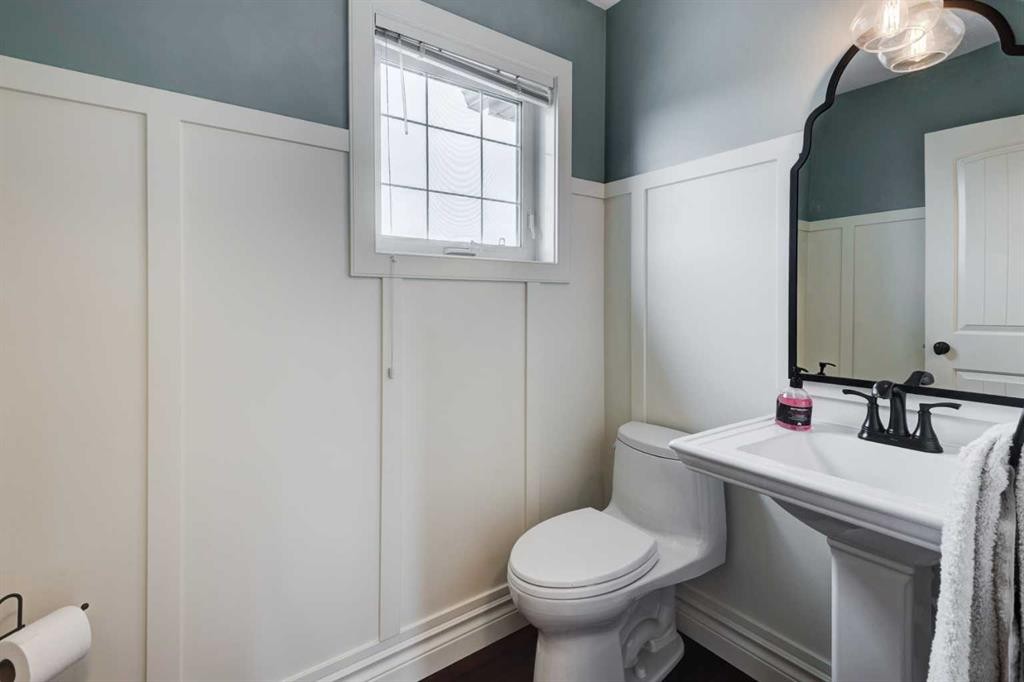 14 Everridge Common Sw, Calgary, AB - Indoor Photo Showing Bathroom