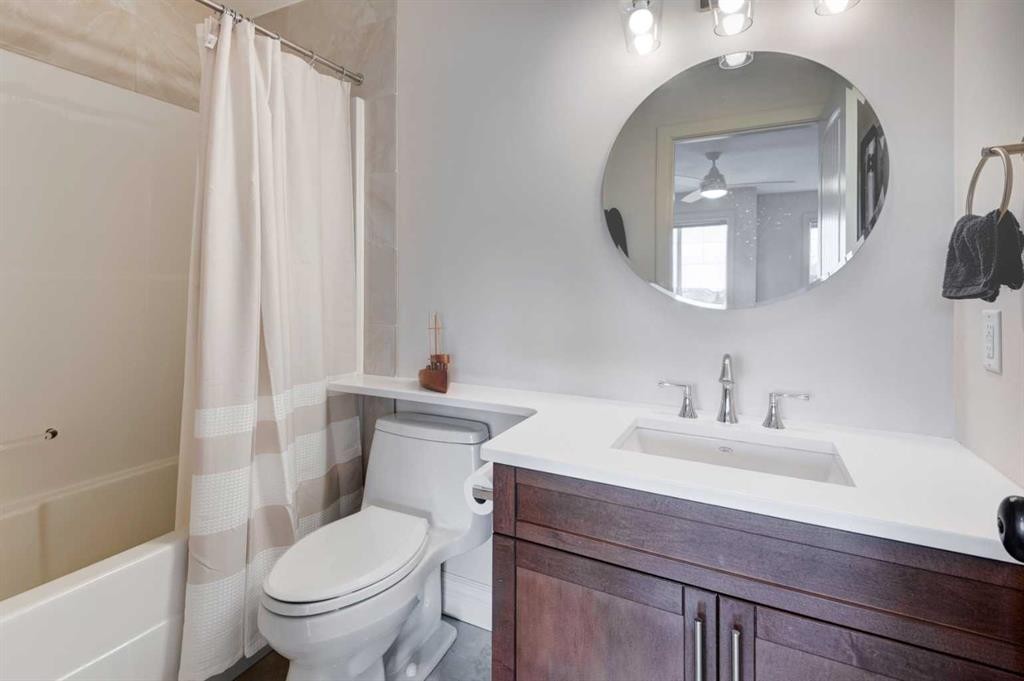 14 Everridge Common Sw, Calgary, AB - Indoor Photo Showing Bathroom
