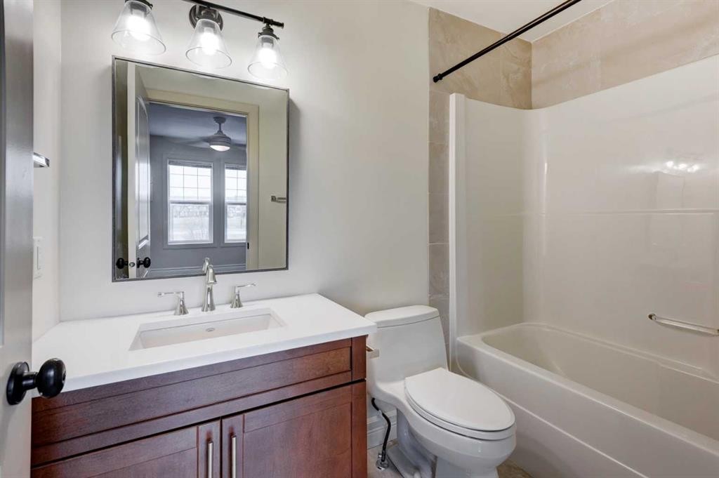 14 Everridge Common Sw, Calgary, AB - Indoor Photo Showing Bathroom