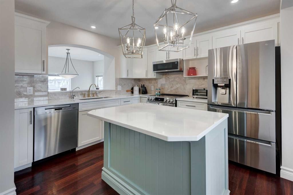 14 Everridge Common Sw, Calgary, AB - Indoor Photo Showing Kitchen With Upgraded Kitchen