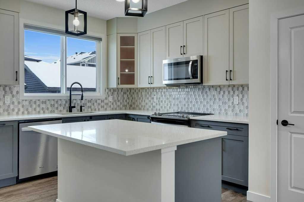 103 Highview Gate Se, Airdrie, AB - Indoor Photo Showing Kitchen With Upgraded Kitchen