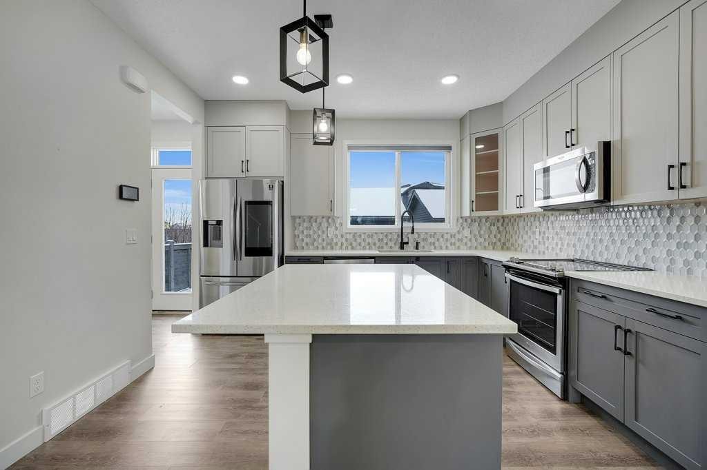 103 Highview Gate Se, Airdrie, AB - Indoor Photo Showing Kitchen With Upgraded Kitchen