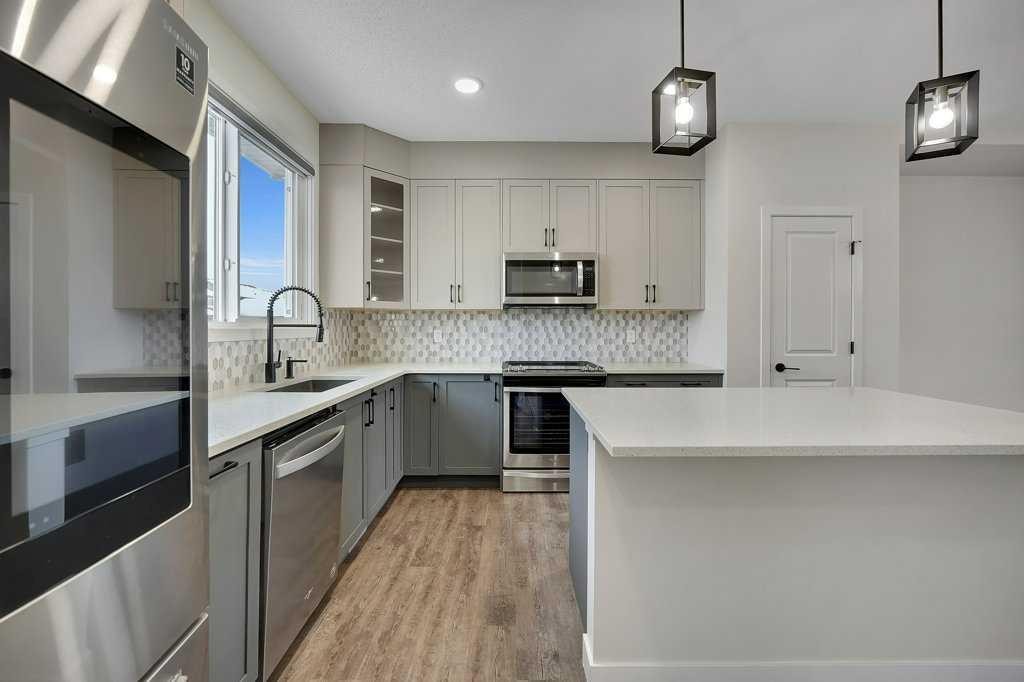 103 Highview Gate Se, Airdrie, AB - Indoor Photo Showing Kitchen With Upgraded Kitchen