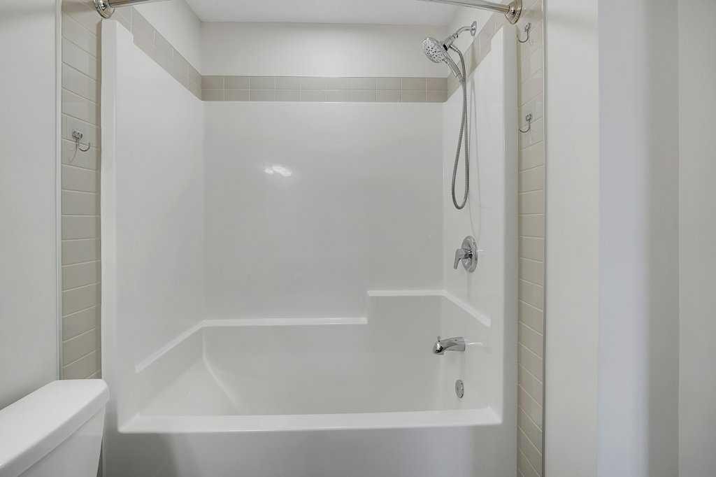 103 Highview Gate Se, Airdrie, AB - Indoor Photo Showing Bathroom