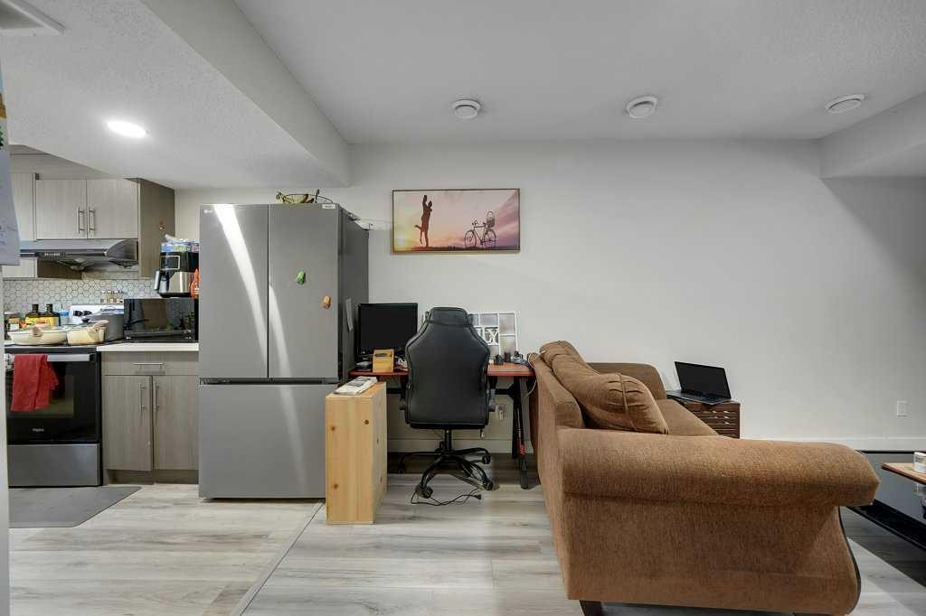 103 Highview Gate Se, Airdrie, AB - Indoor Photo Showing Kitchen