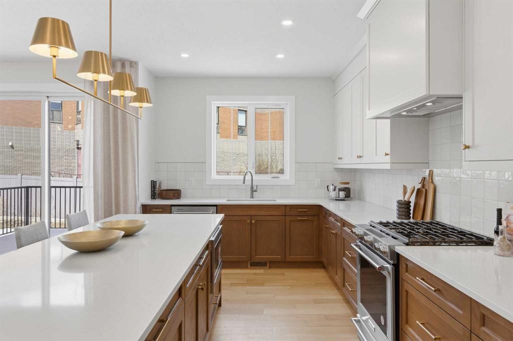 378 Bessborough Drive Sw, Calgary, AB - Indoor Photo Showing Kitchen With Upgraded Kitchen