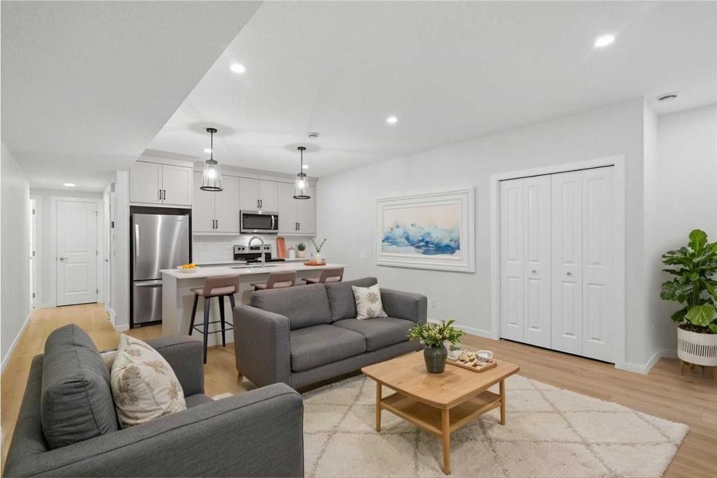 378 Bessborough Drive Sw, Calgary, AB - Indoor Photo Showing Living Room