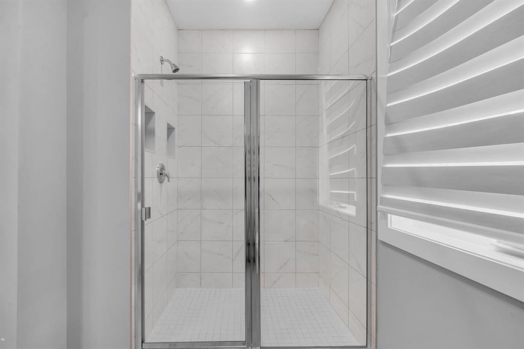 155 Carringham Way Nw, Calgary, AB - Indoor Photo Showing Bathroom