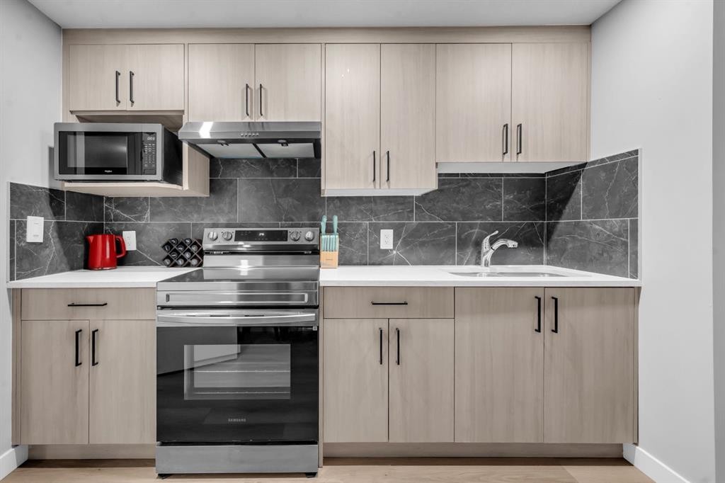 155 Carringham Way Nw, Calgary, AB - Indoor Photo Showing Kitchen