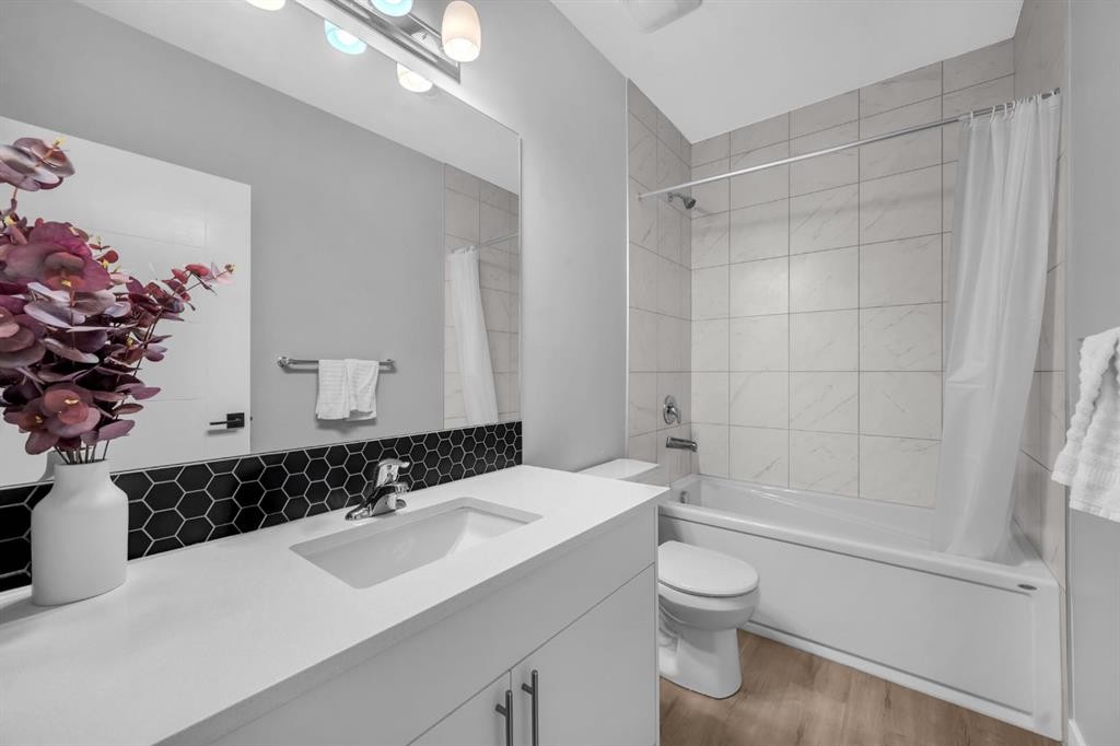 155 Carringham Way Nw, Calgary, AB - Indoor Photo Showing Bathroom