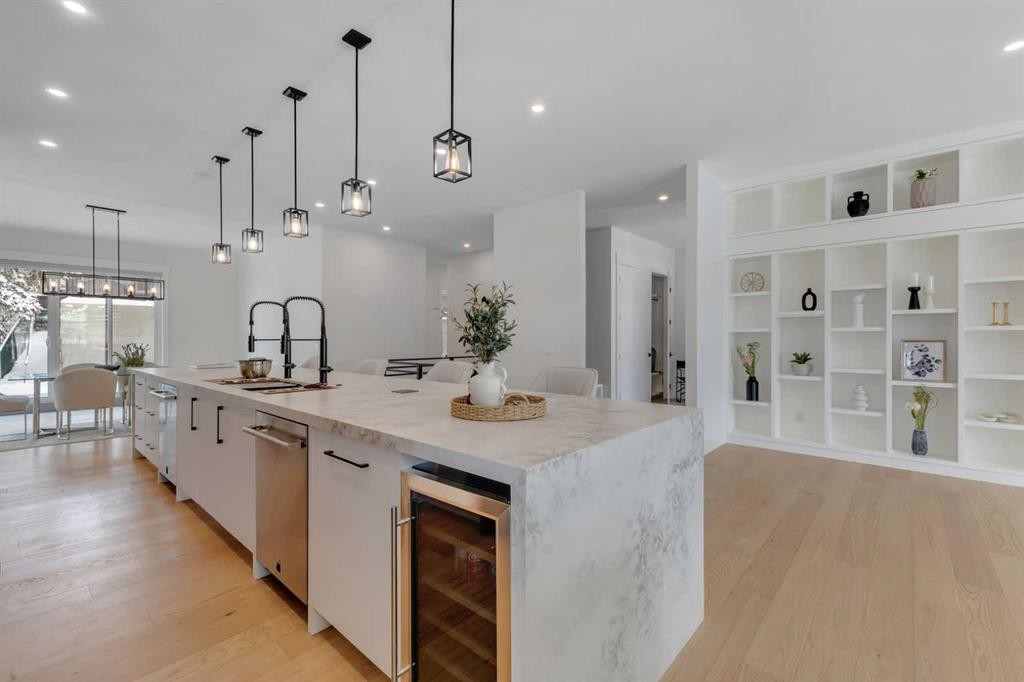 30 Roselawn Crescent Nw, Calgary, AB - Indoor Photo Showing Kitchen With Upgraded Kitchen