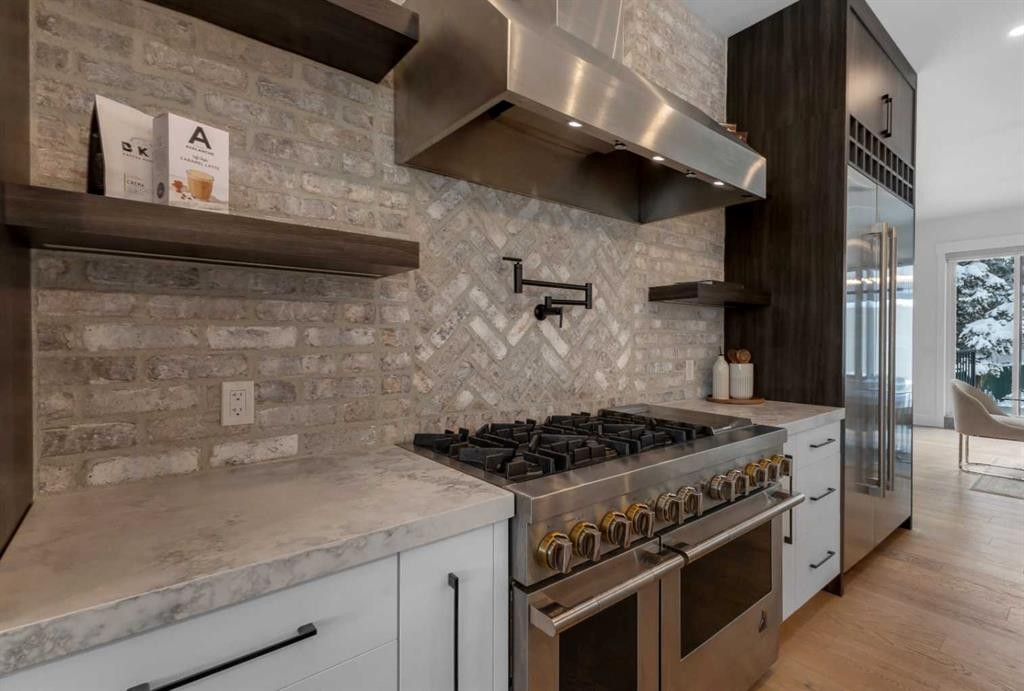 30 Roselawn Crescent Nw, Calgary, AB - Indoor Photo Showing Kitchen With Upgraded Kitchen