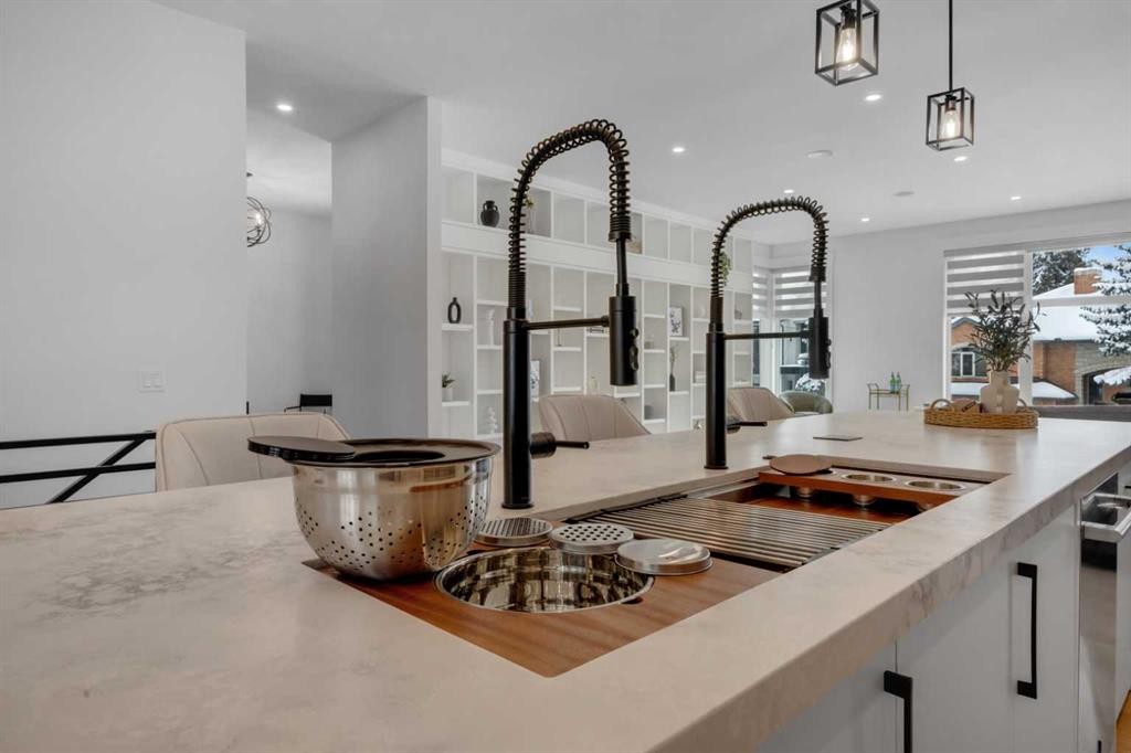 30 Roselawn Crescent Nw, Calgary, AB - Indoor Photo Showing Kitchen
