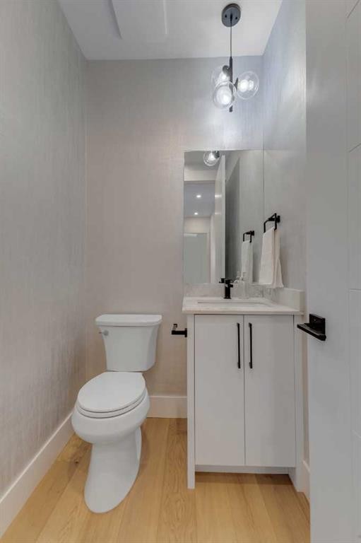 30 Roselawn Crescent Nw, Calgary, AB - Indoor Photo Showing Bathroom