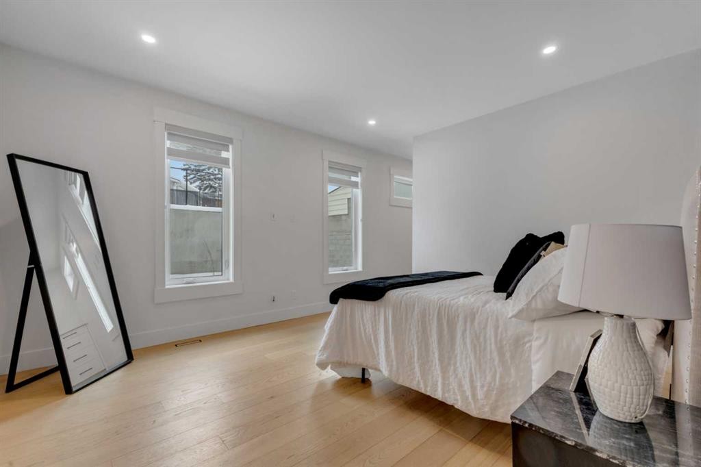 30 Roselawn Crescent Nw, Calgary, AB - Indoor Photo Showing Other Room