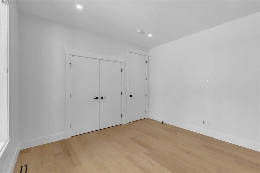 30 Roselawn Crescent Nw, Calgary, AB - Indoor Photo Showing Other Room