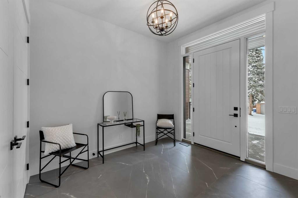 30 Roselawn Crescent Nw, Calgary, AB - Indoor Photo Showing Other Room