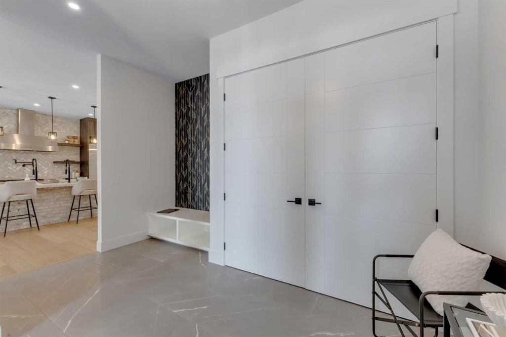 30 Roselawn Crescent Nw, Calgary, AB - Indoor