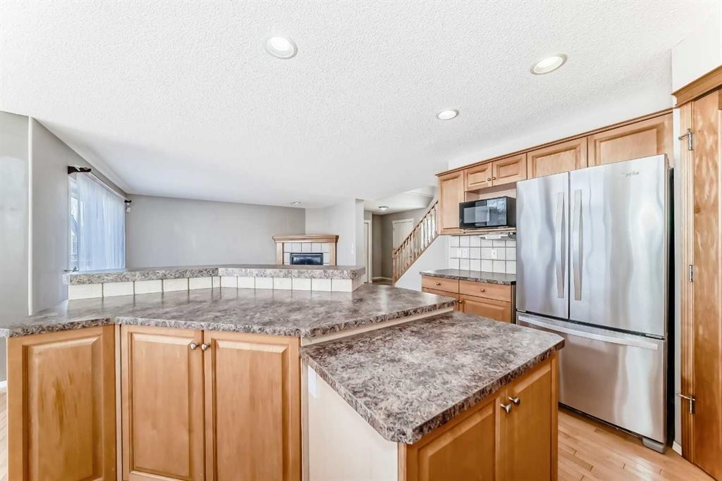 131 Somerside Crescent Sw, Calgary, AB - Indoor Photo Showing Kitchen