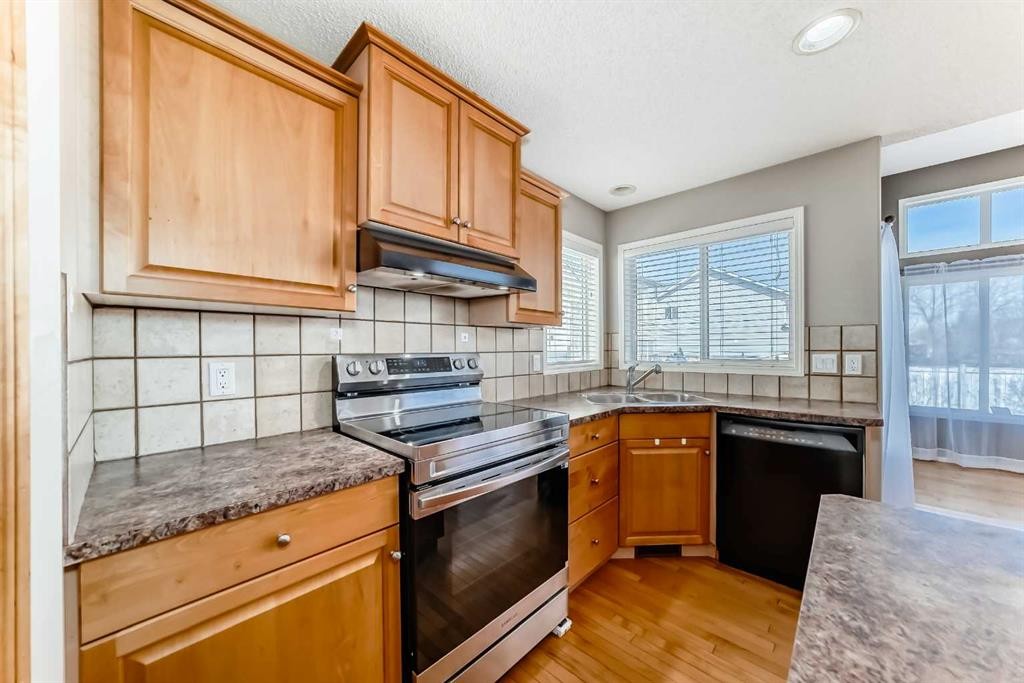 131 Somerside Crescent Sw, Calgary, AB - Indoor Photo Showing Kitchen With Double Sink