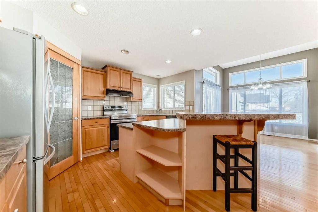 131 Somerside Crescent Sw, Calgary, AB - Indoor Photo Showing Kitchen