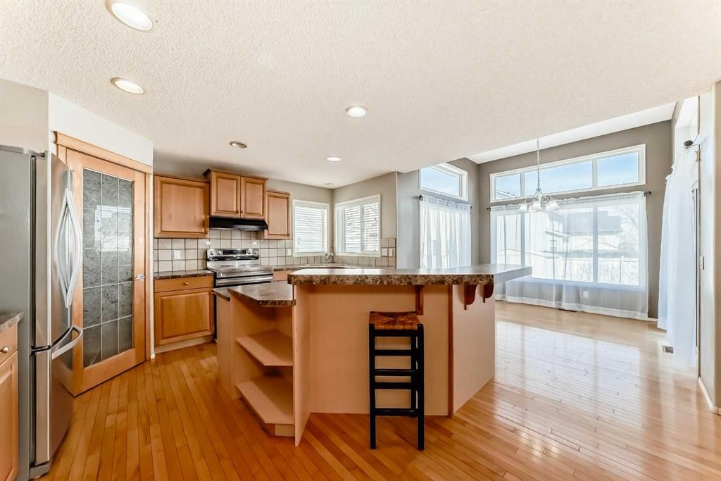 131 Somerside Crescent Sw, Calgary, AB - Indoor Photo Showing Kitchen