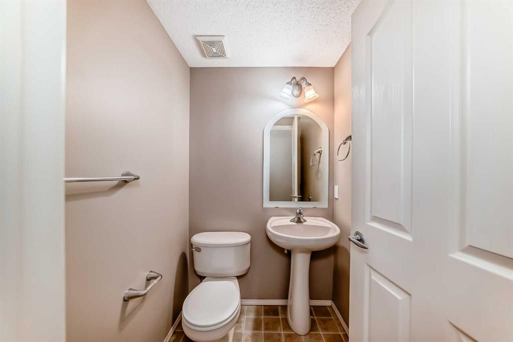 131 Somerside Crescent Sw, Calgary, AB - Indoor Photo Showing Bathroom