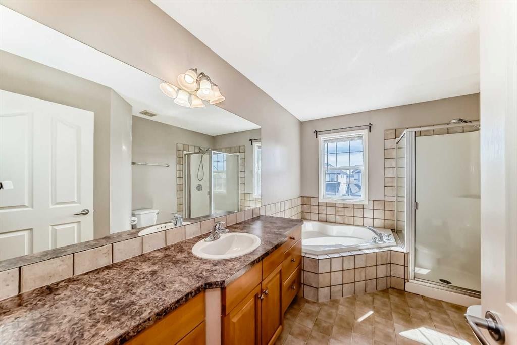 131 Somerside Crescent Sw, Calgary, AB - Indoor Photo Showing Bathroom