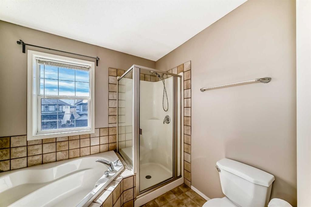 131 Somerside Crescent Sw, Calgary, AB - Indoor Photo Showing Bathroom