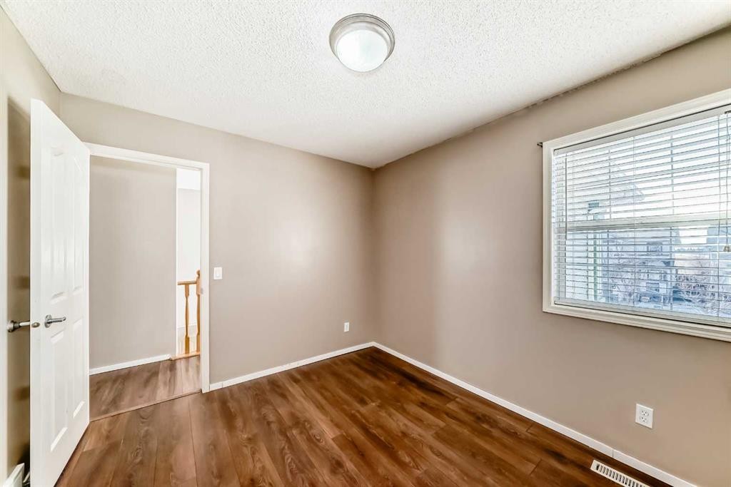 131 Somerside Crescent Sw, Calgary, AB - Indoor Photo Showing Other Room