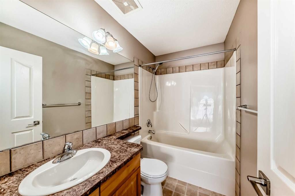 131 Somerside Crescent Sw, Calgary, AB - Indoor Photo Showing Bathroom
