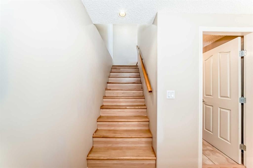 131 Somerside Crescent Sw, Calgary, AB - Indoor Photo Showing Other Room