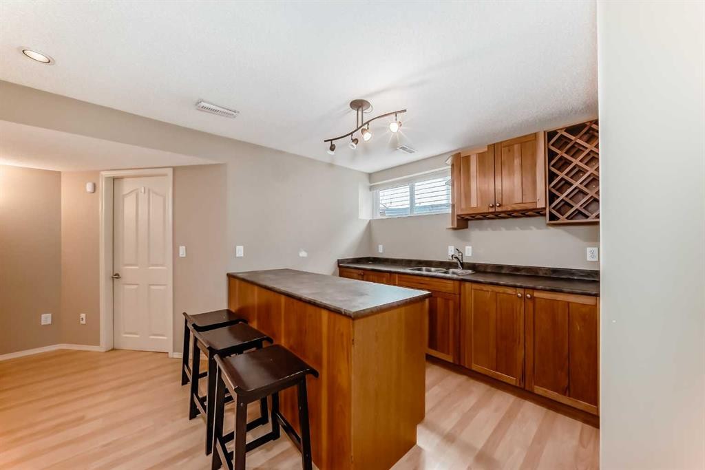 131 Somerside Crescent Sw, Calgary, AB - Indoor Photo Showing Kitchen