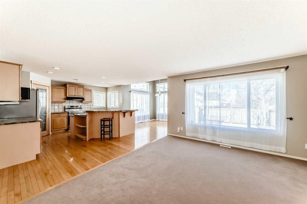131 Somerside Crescent Sw, Calgary, AB - Indoor Photo Showing Kitchen