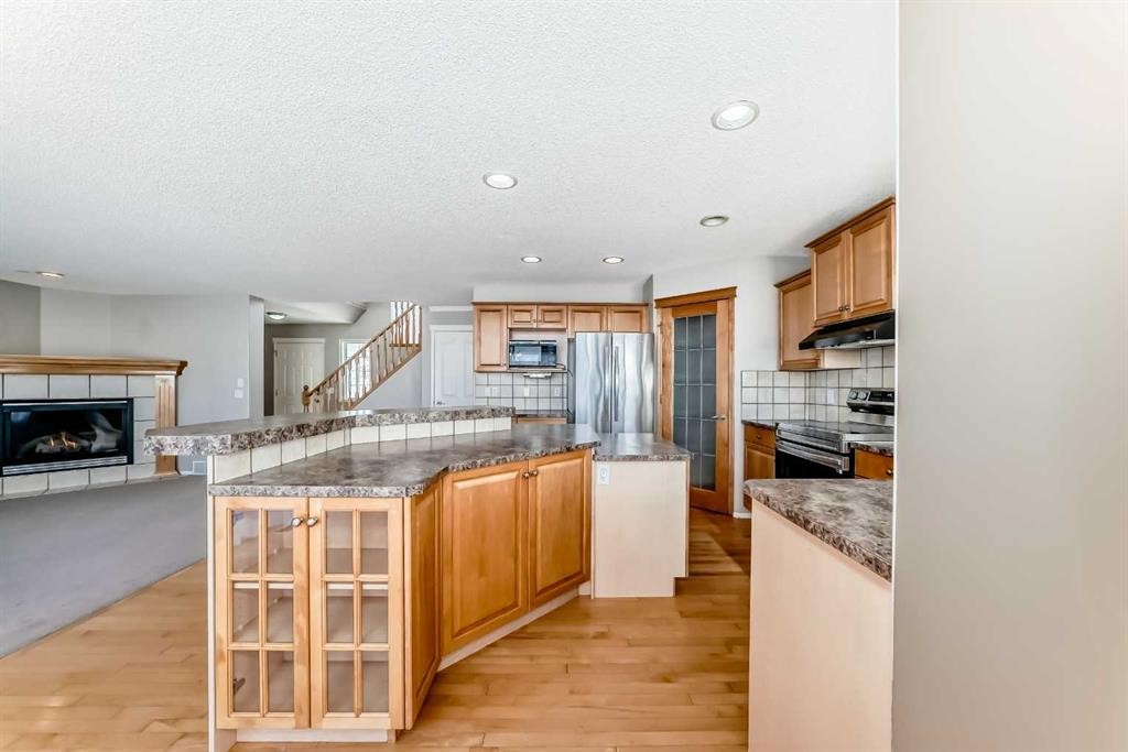 131 Somerside Crescent Sw, Calgary, AB - Indoor Photo Showing Kitchen