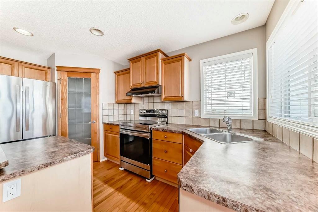 131 Somerside Crescent Sw, Calgary, AB - Indoor Photo Showing Kitchen With Double Sink