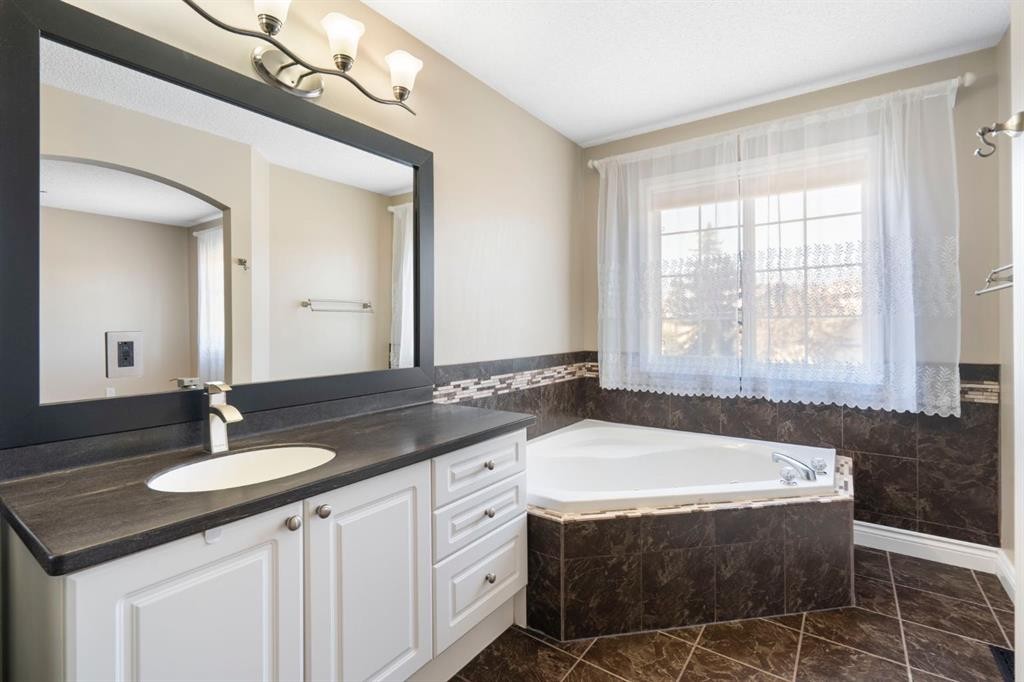 59 Panorama Hills Road Nw, Calgary, AB - Indoor Photo Showing Bathroom