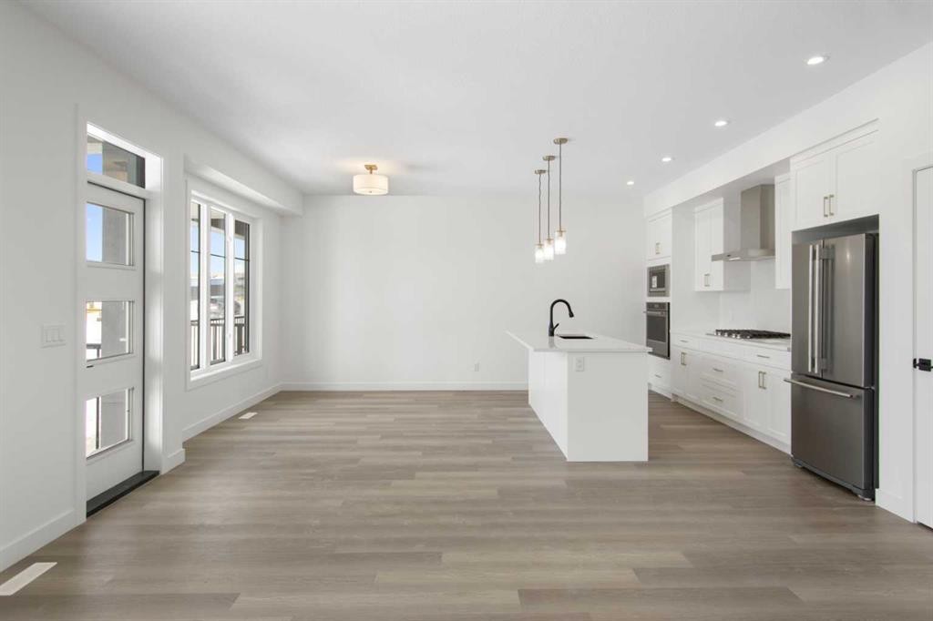 2235 81St Street Sw, Calgary, AB - Indoor Photo Showing Kitchen