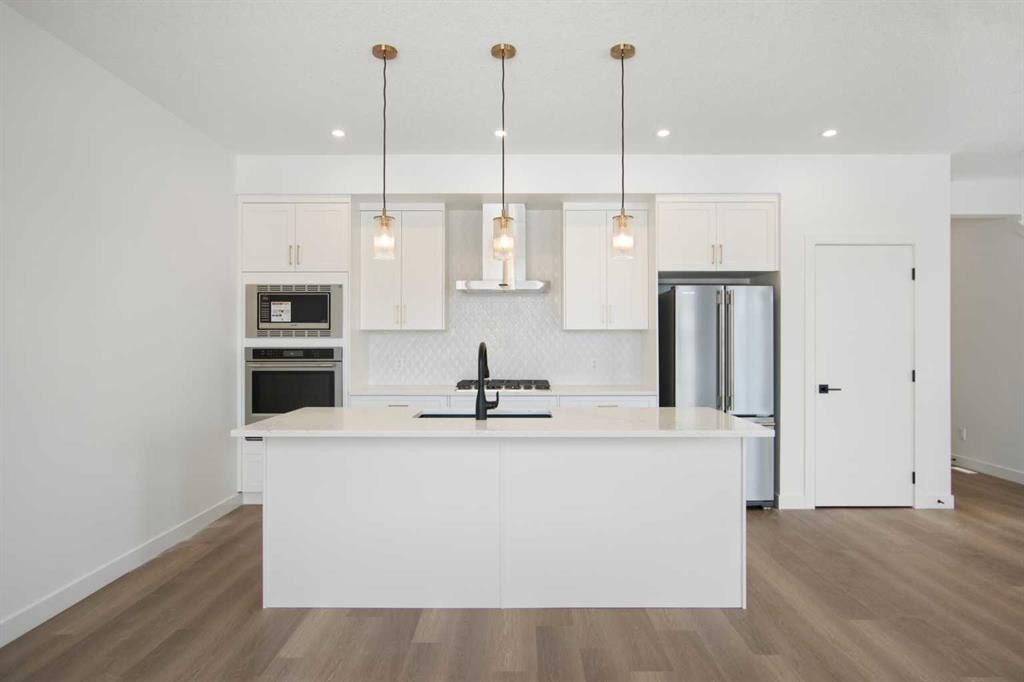 2235 81St Street Sw, Calgary, AB - Indoor Photo Showing Kitchen With Upgraded Kitchen