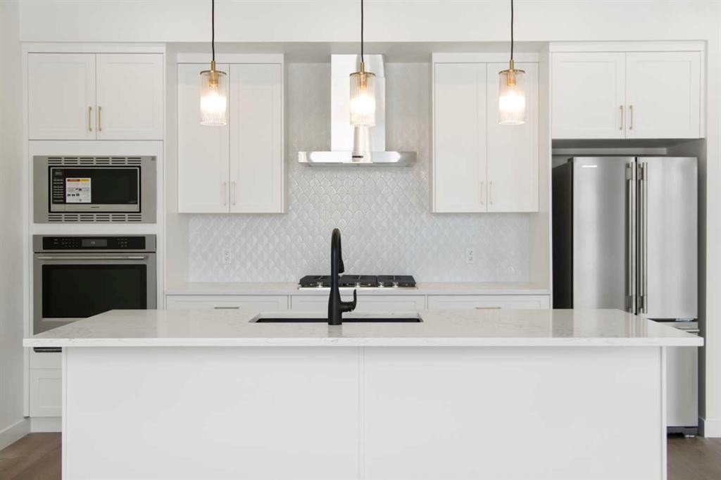 2235 81St Street Sw, Calgary, AB - Indoor Photo Showing Kitchen With Upgraded Kitchen
