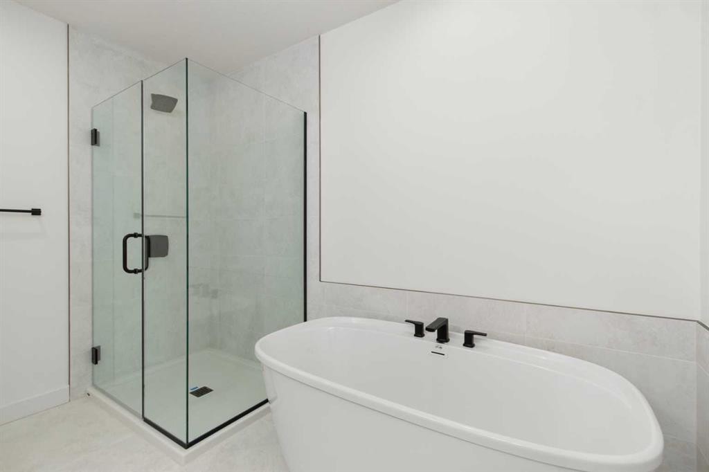 2235 81St Street Sw, Calgary, AB - Indoor Photo Showing Bathroom