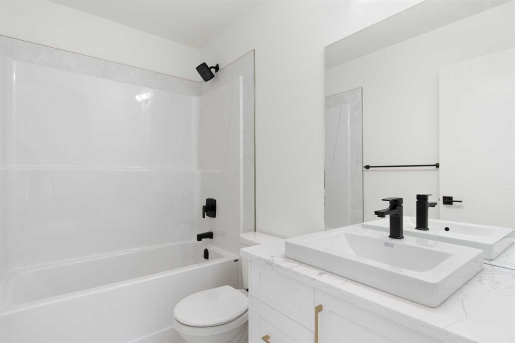 2235 81St Street Sw, Calgary, AB - Indoor Photo Showing Bathroom
