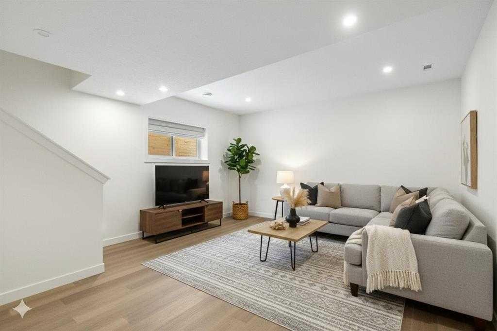 2235 81St Street Sw, Calgary, AB - Indoor Photo Showing Living Room
