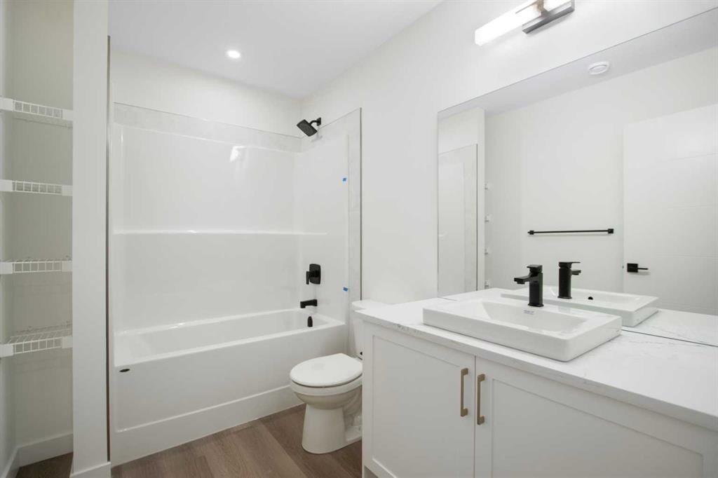 2235 81St Street Sw, Calgary, AB - Indoor Photo Showing Bathroom