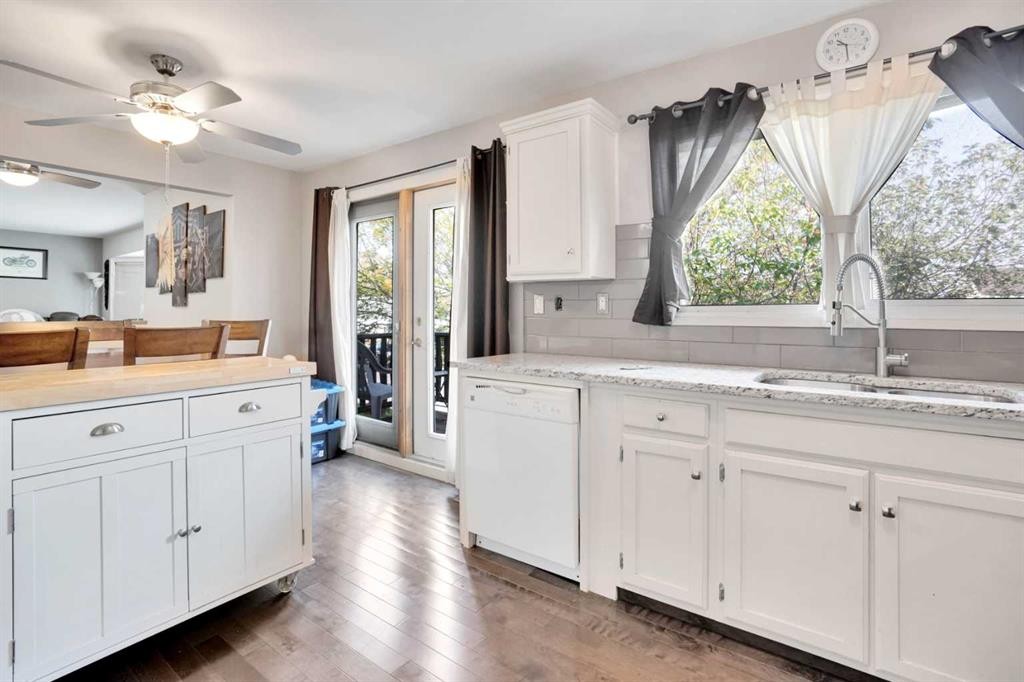 4764 Rundlewood Drive Ne, Calgary, AB - Indoor Photo Showing Kitchen