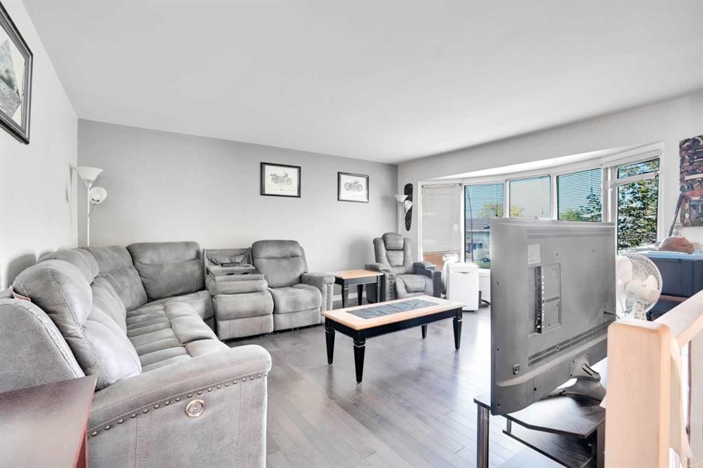 4764 Rundlewood Drive Ne, Calgary, AB - Indoor Photo Showing Living Room